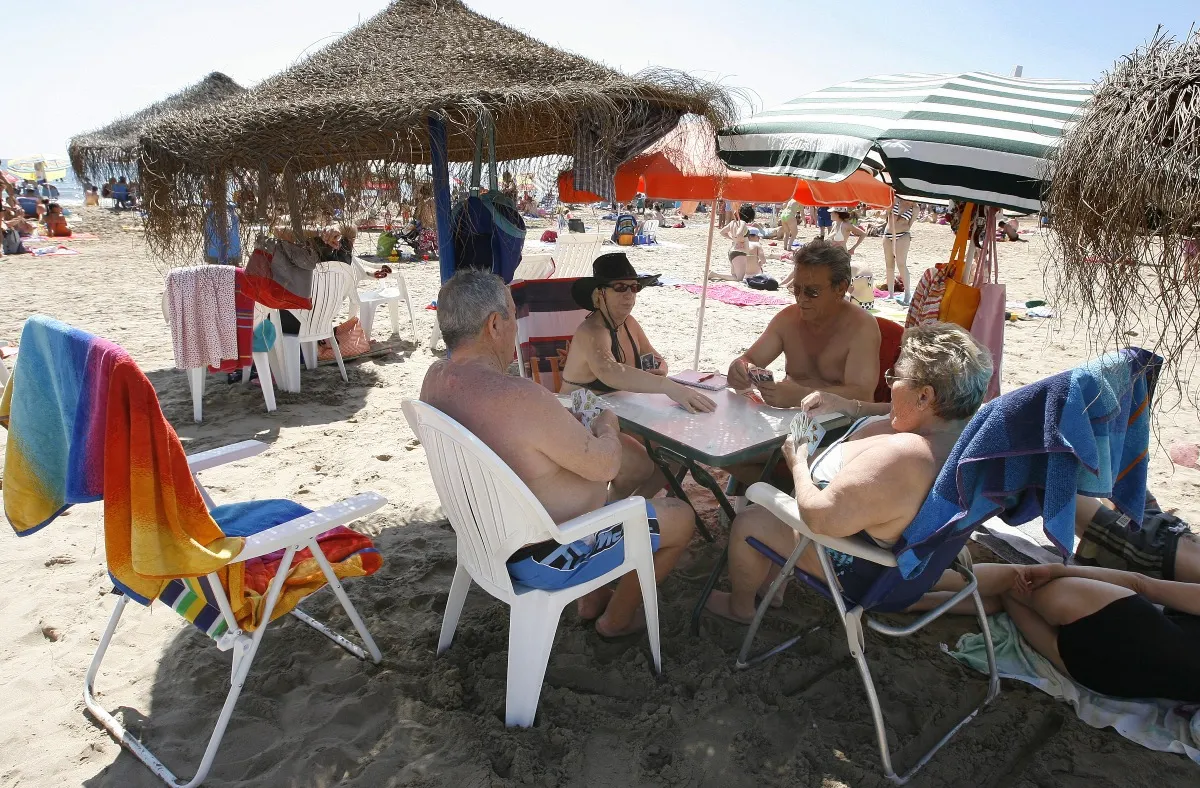 Who are Spain's 'domingueros'?