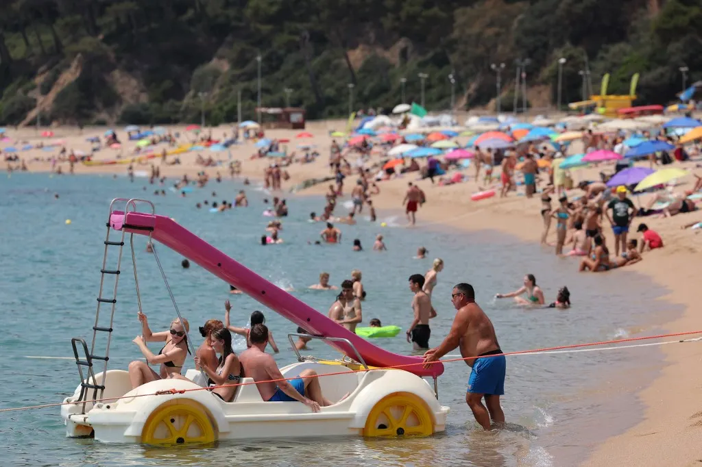 Do I have to take most of my annual leave in August in Spain?