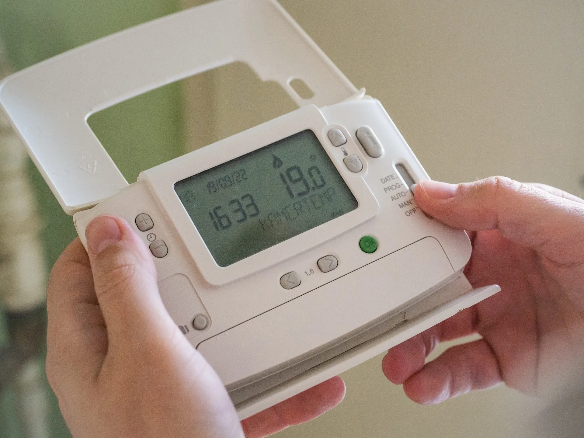 When should tenants in Switzerland expect their heating to be turned on?