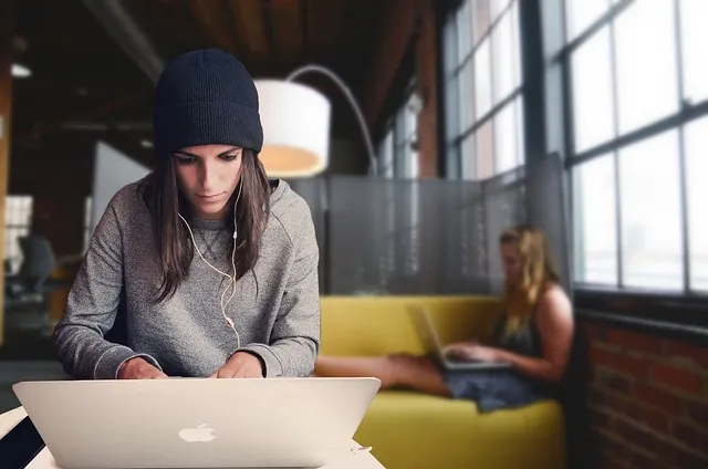 Do I have to register as self-employed in Spain and pay tax if I earn below minimum wage?