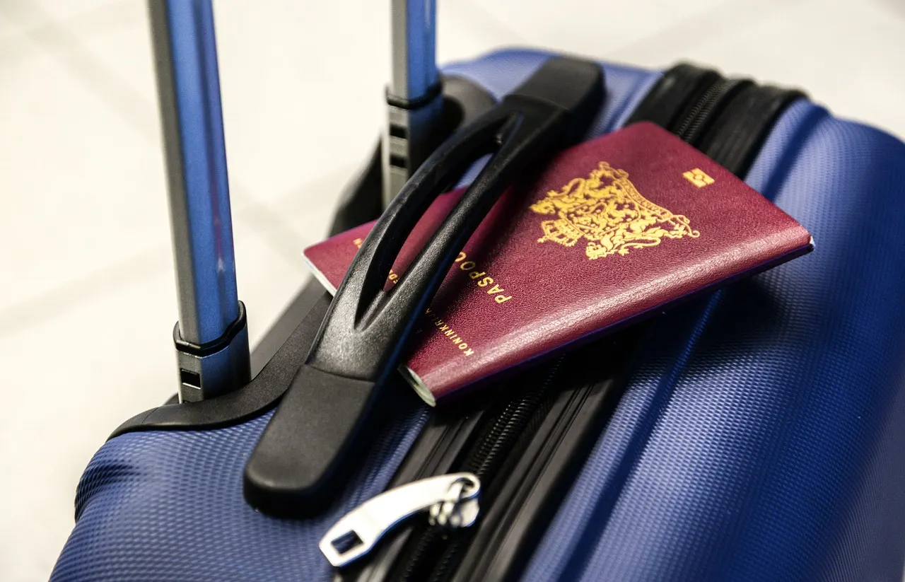 How long can a foreigner stay in Switzerland after losing a job?