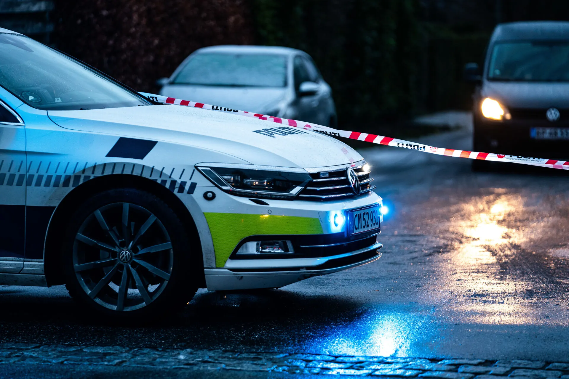 V trčenju vlaka s cisterno na Danskem umrla ena oseba, več deset poškodovanih