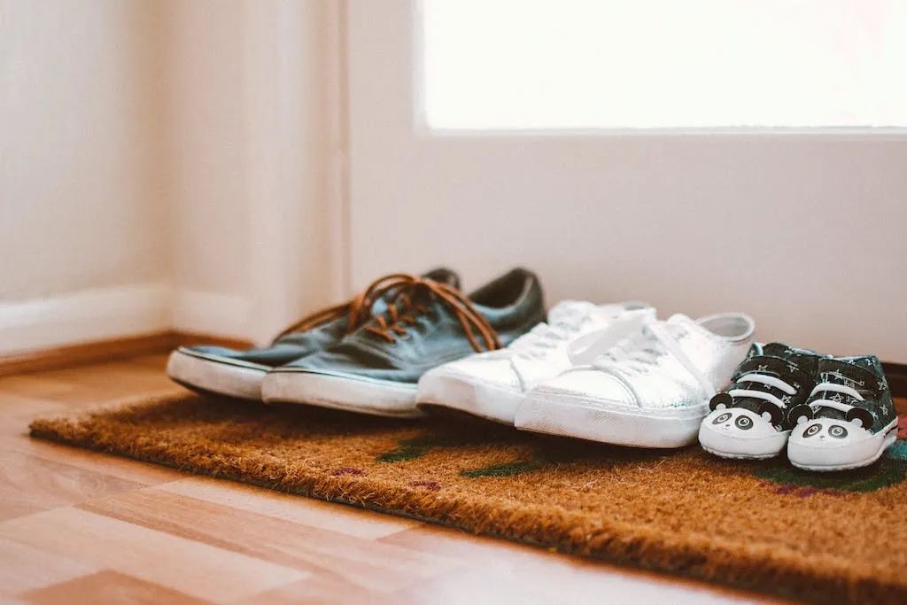 Should you take off your shoes in a Spanish person’s home?