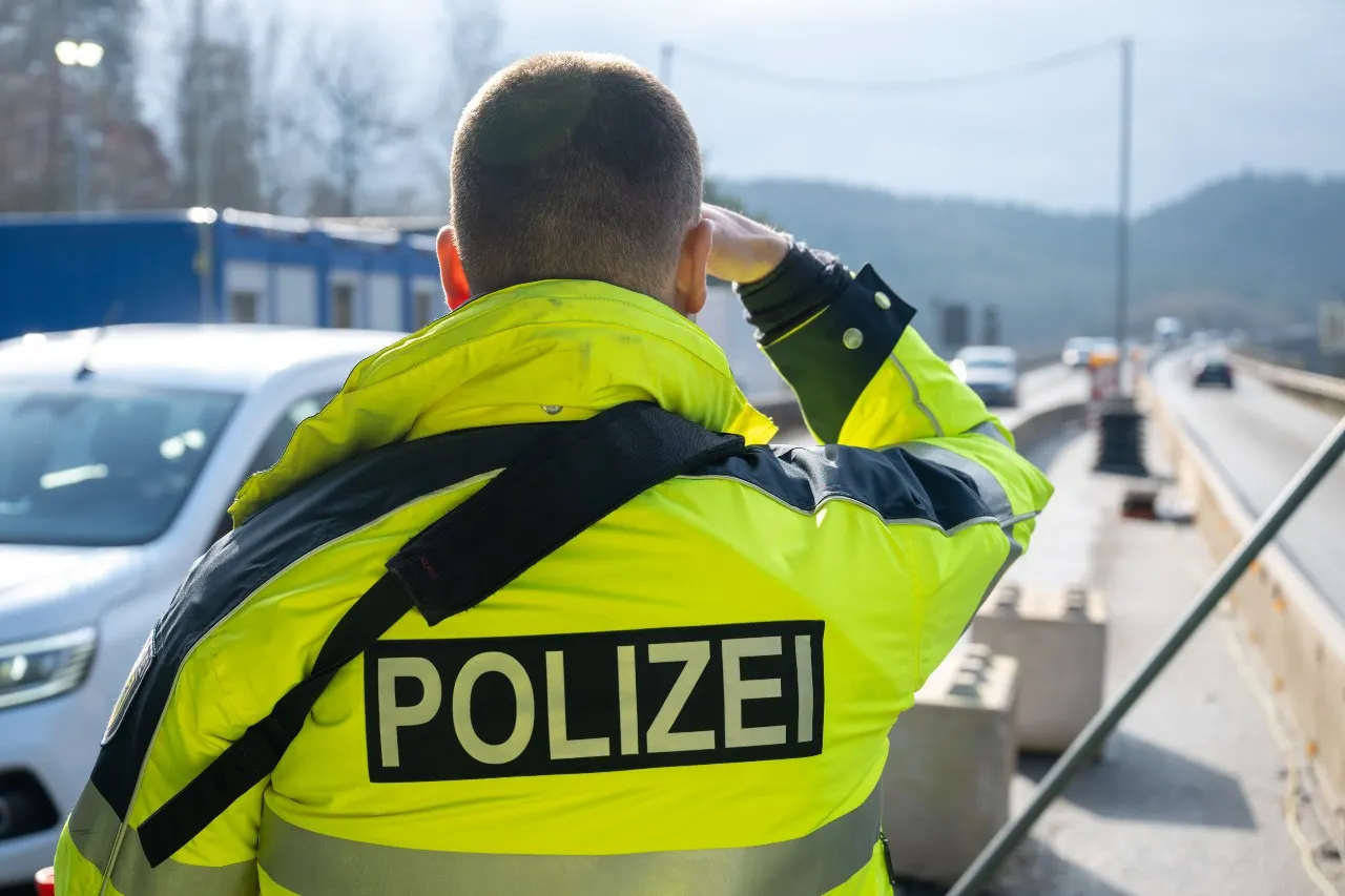 New German government deploys thousands of extra border police