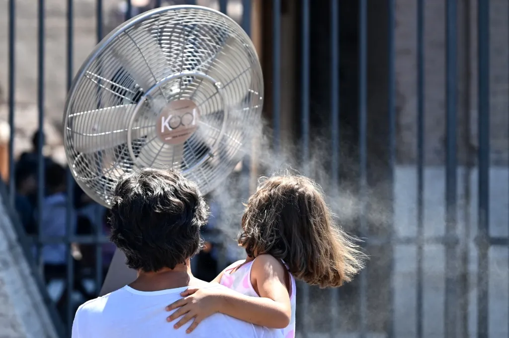 AFP__20240810__36DH8WB__v1__HighRes__ItalyWeatherHeatwave-1.jpg@webp