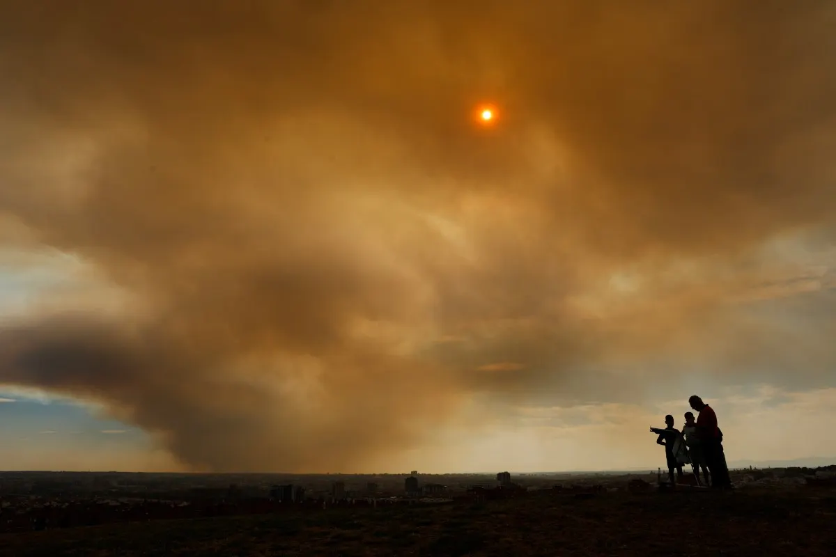 Giant cloud of forest fire smoke smothers Madrid
