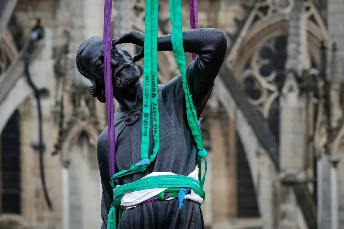 Notre-Dame gets back St Thomas statue adorning spire base