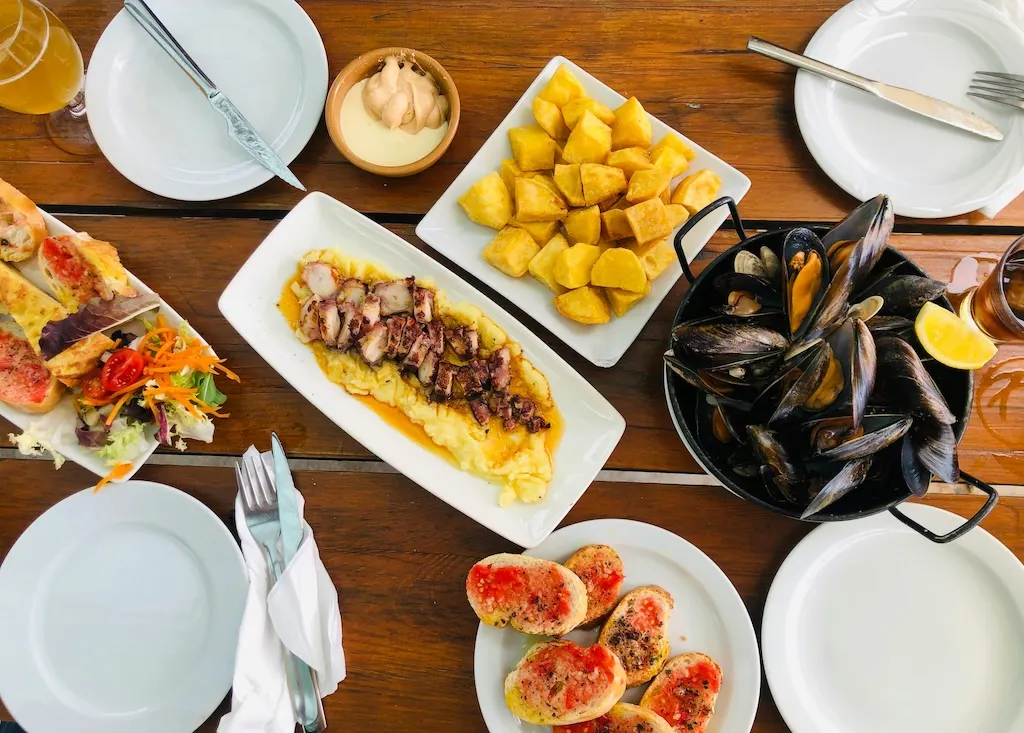 What are the origins of Spain's tapas food culture?