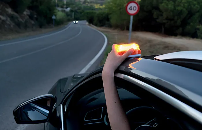 Do tourists driving in Spain need to carry the new V-16 emergency light?