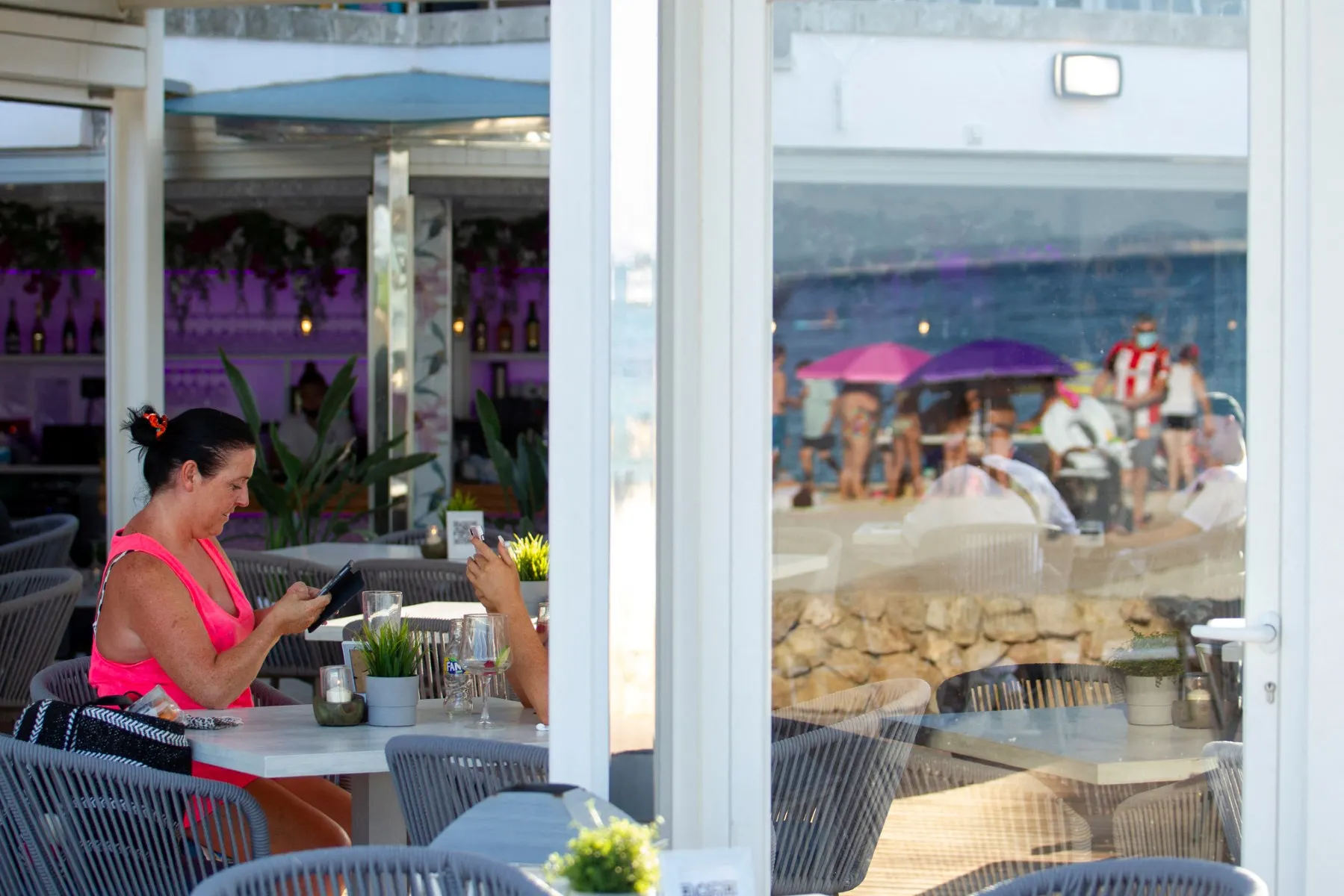 Which UK phone companies offer free roaming in Spain?