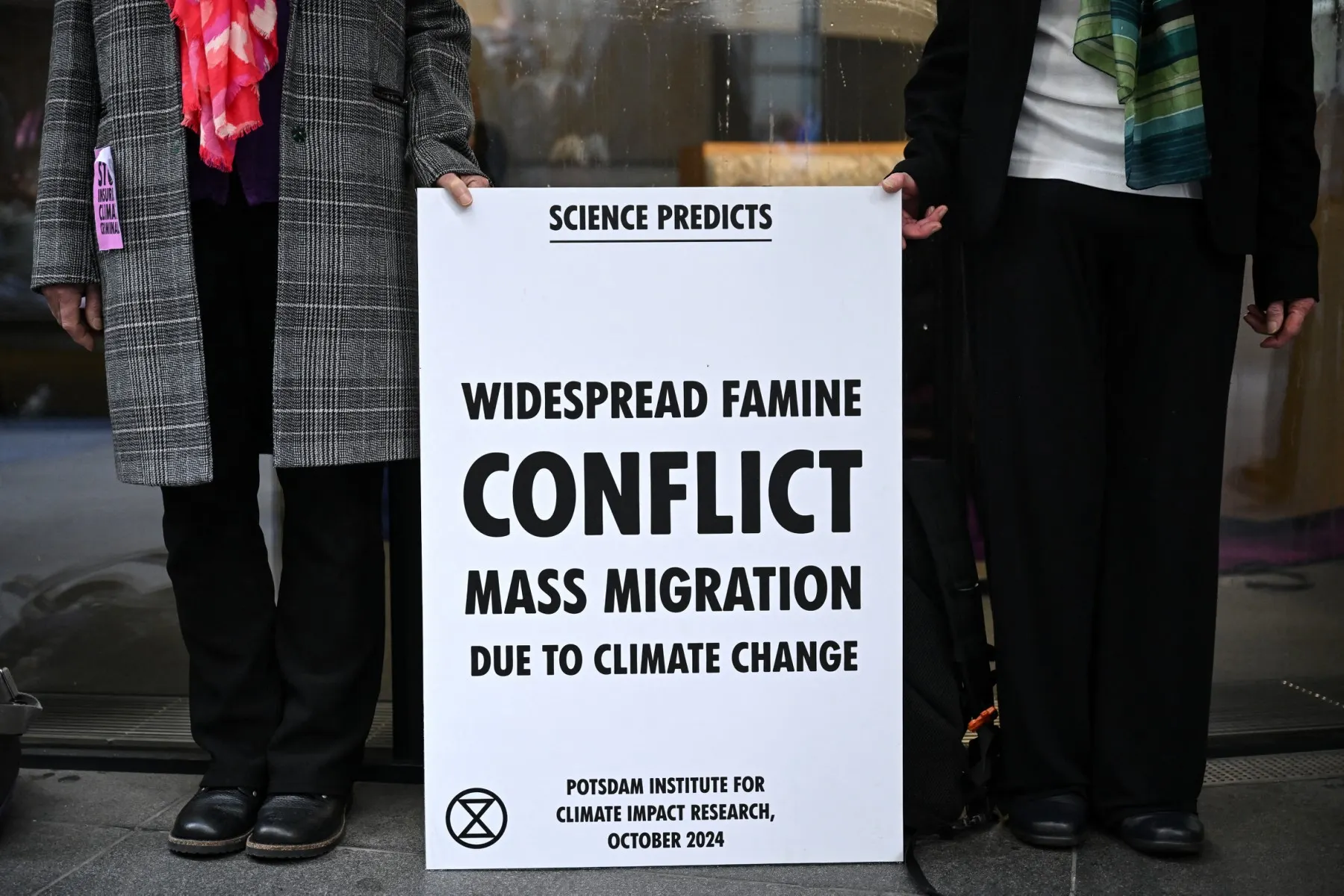 Podnebni aktivisti v Oslu blokirali finančne institucije in naftno rafinerijo