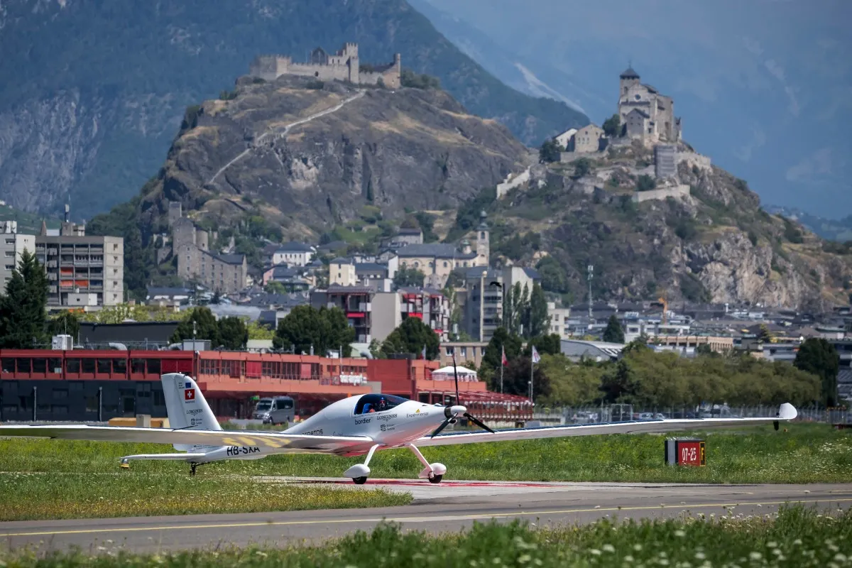 Swiss pilot surpasses solar-powered plane altitude record