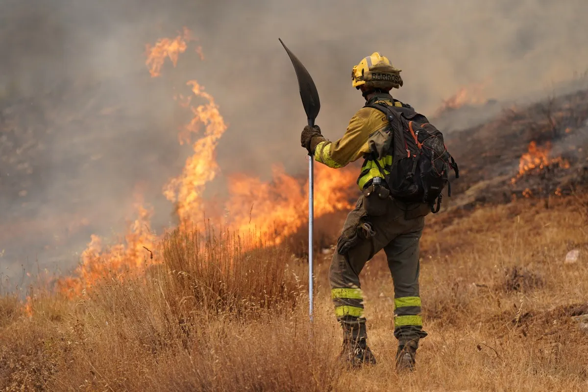Fires keep burning in western Spain as army is deployed