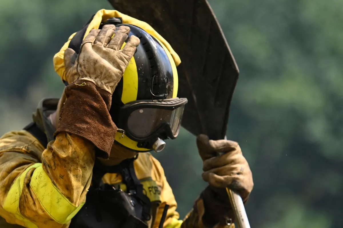 Strong winds complicate wildfire battle in Spain