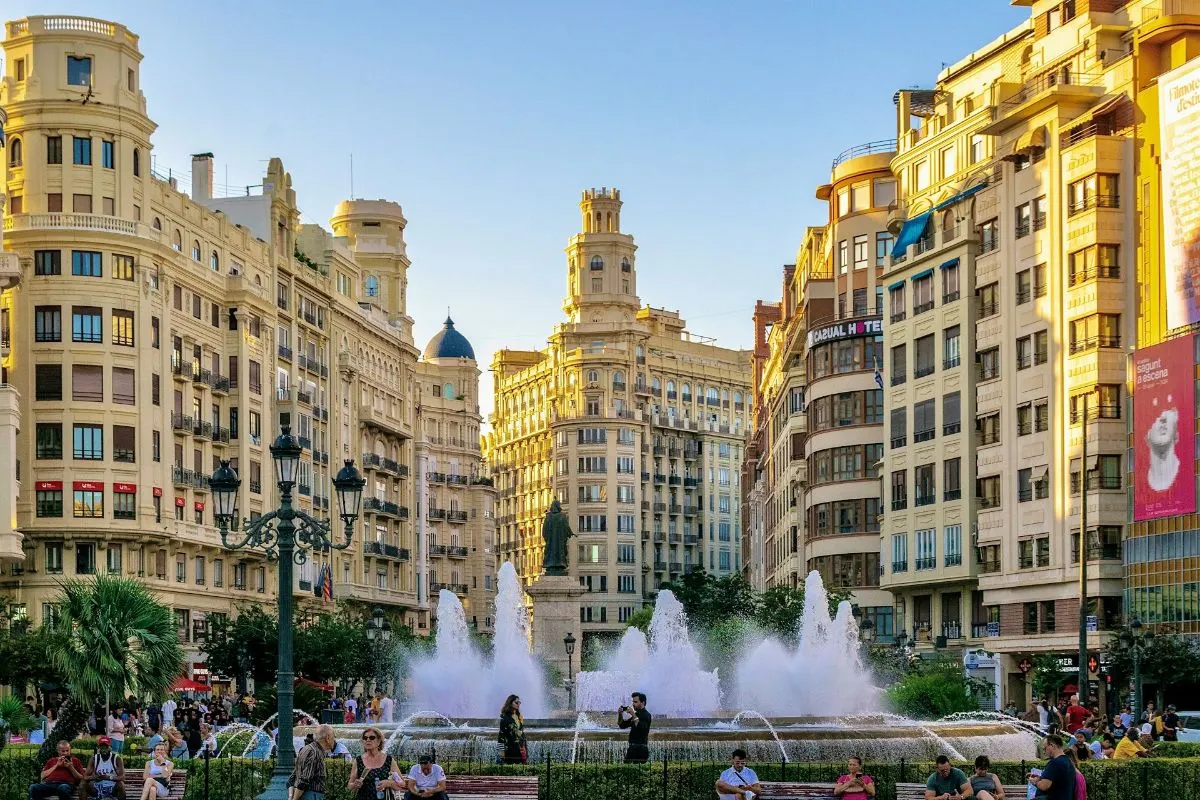 Foreign investment funds snap up half-price flats in Spain's Valencia