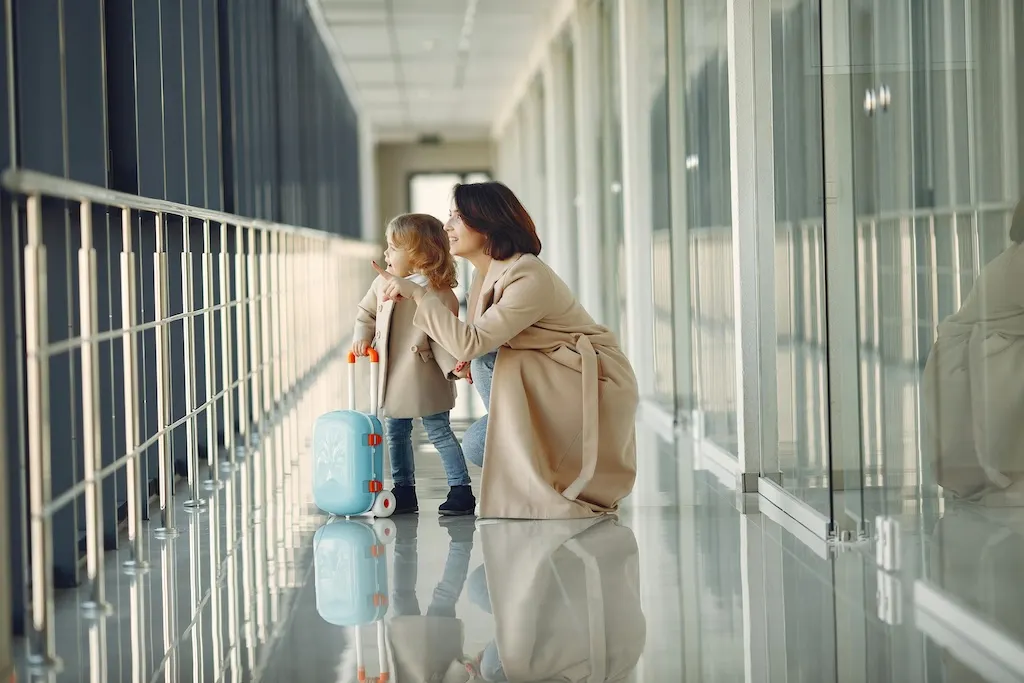 What air travel rights do parents and their children have in Spain?