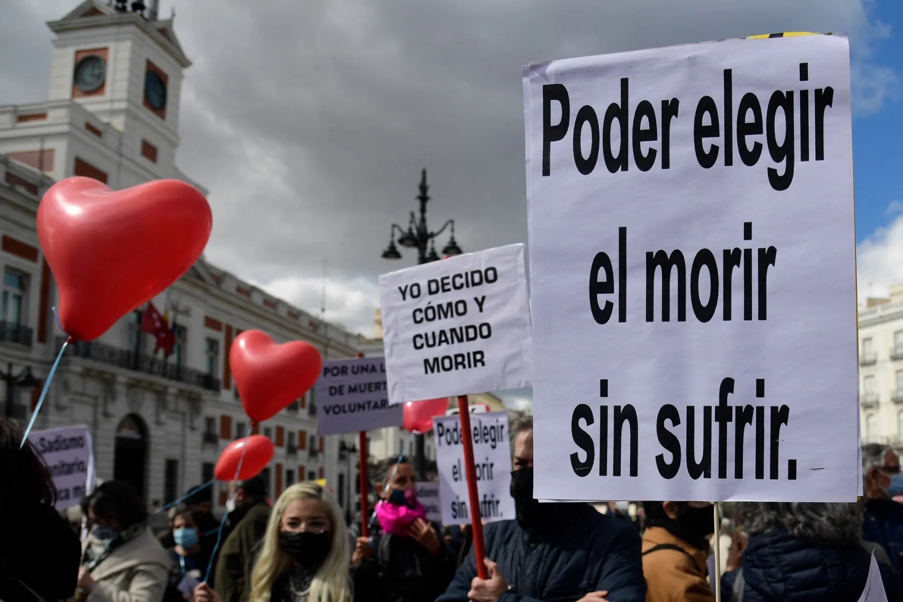 Spanish court extends father-daughter euthanasia battle