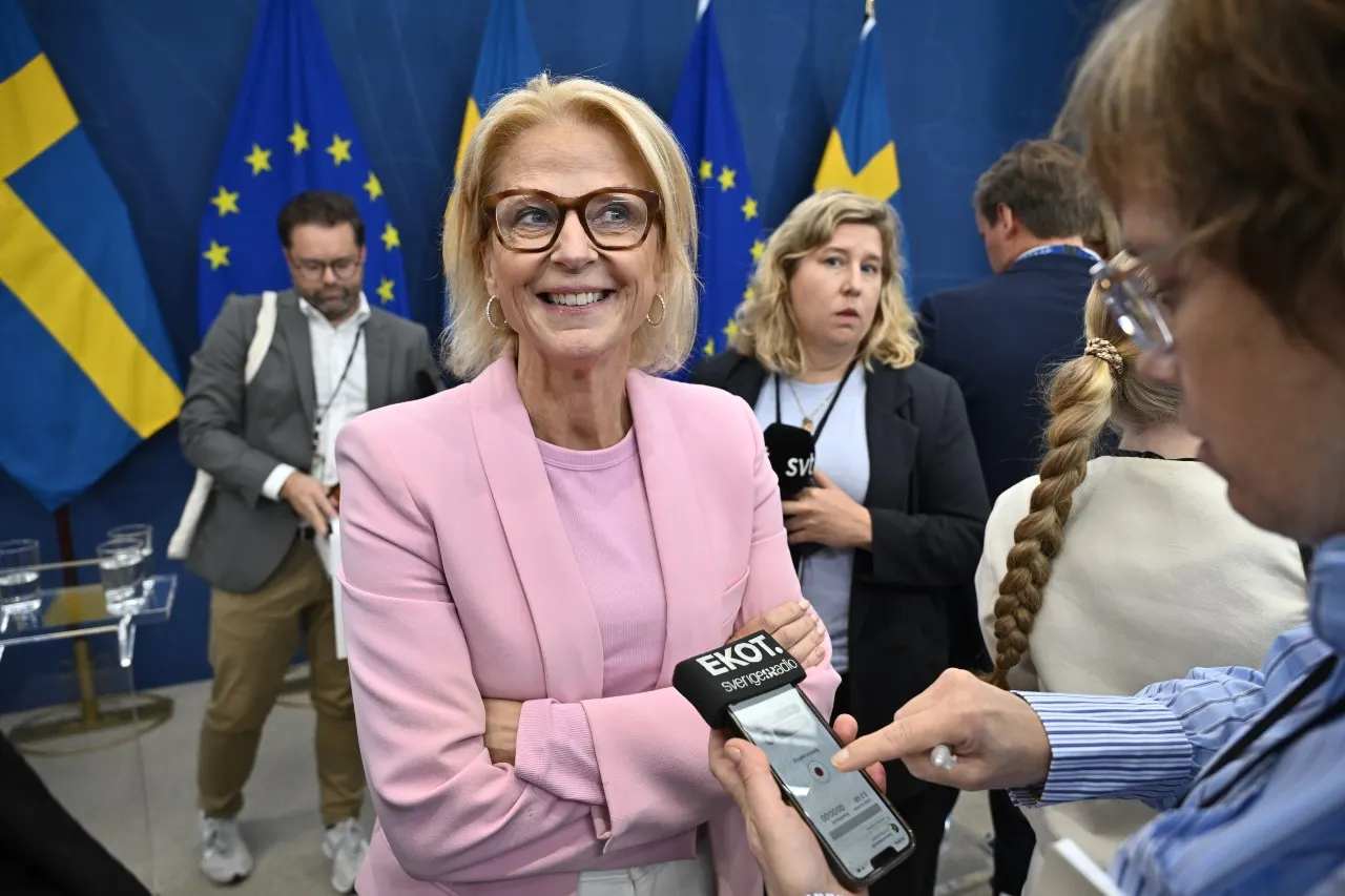 Sweden's government to cut taxes on work and pensions