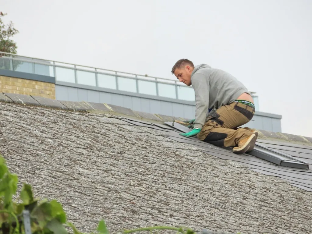 Who pays to repair a water leak in a shared building in Spain?