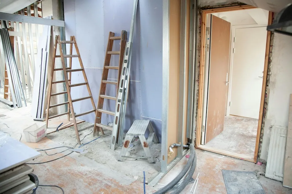 What is Spain's 'licencia de obra menor' for home renovations?