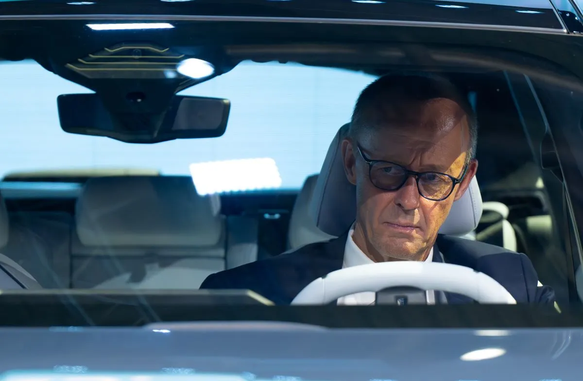 Nemški kancler Merz poziva EU, naj opusti prepoved prodaje novih vozil z motorji na notranje zgorevanje do leta 2035