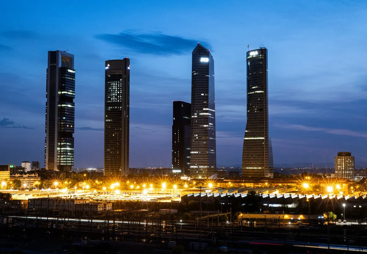 Which job sectors offer salaries above €2,500 a month in Spain?