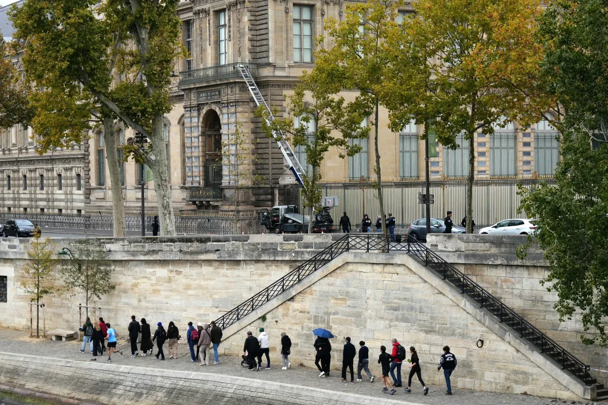 Power tool-wielding robbers flee Paris' Louvre with 'priceless' jewellery