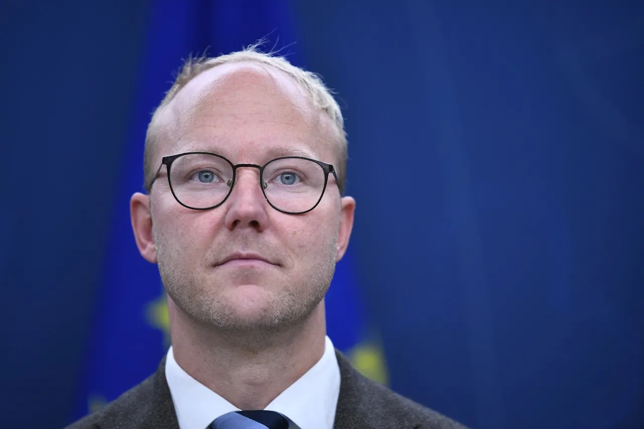 'Only people who got a work permit will keep Swedish permanent residency'