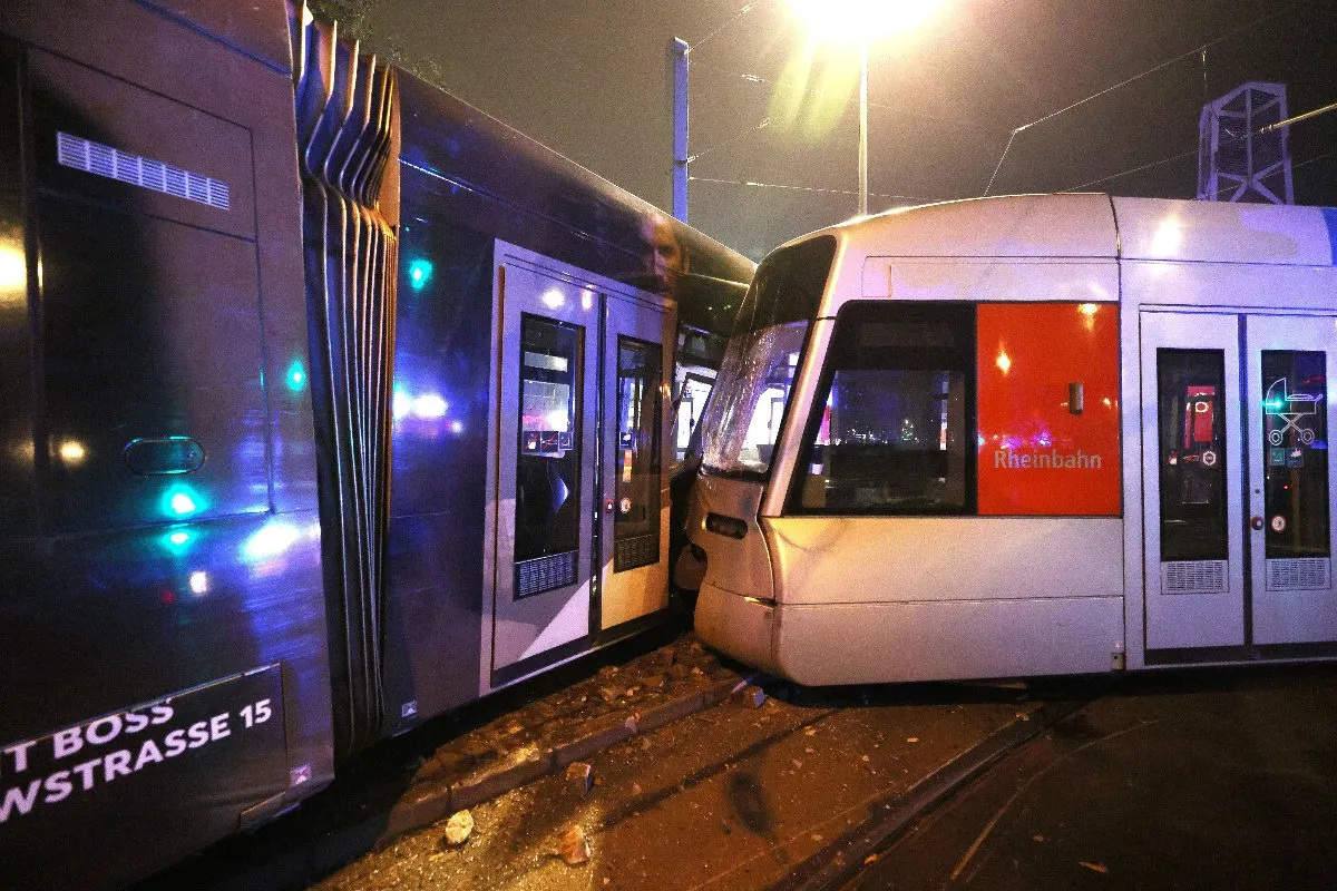 Several injured after tram derails in Düsseldorf