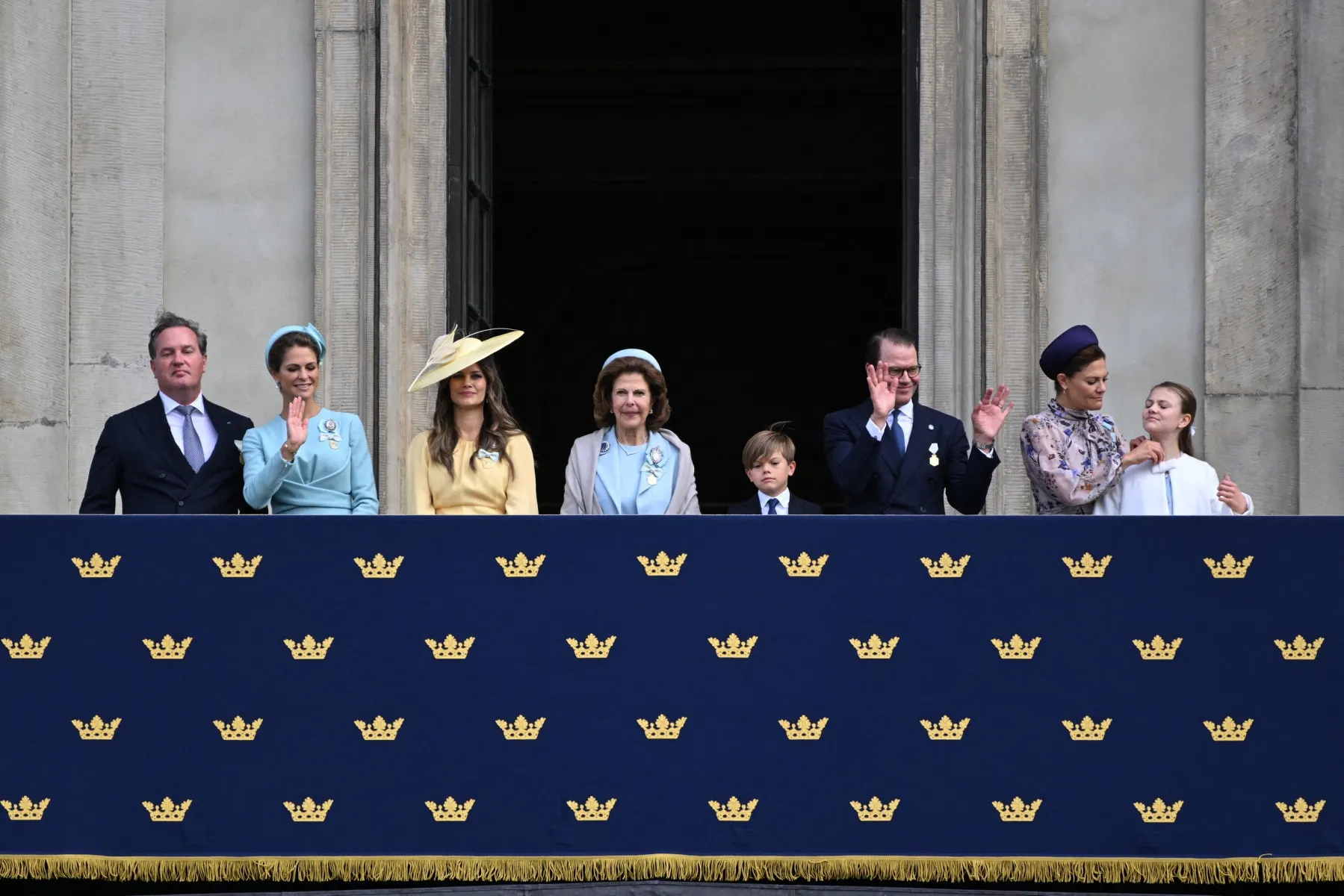 Sweden runs war drill with royal family