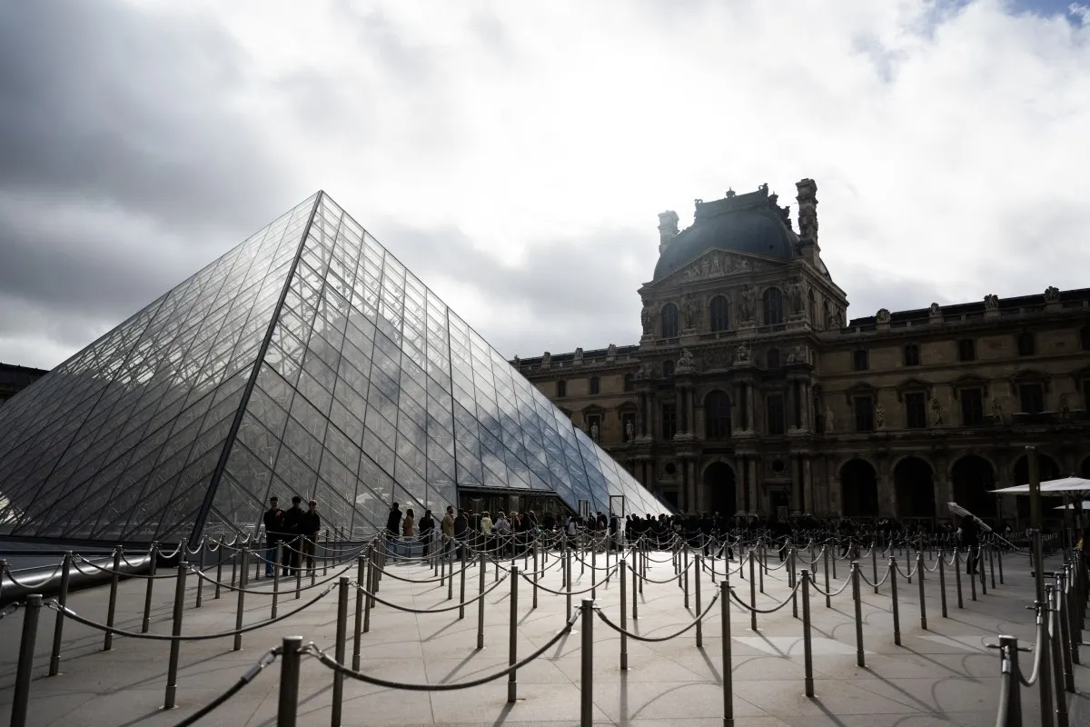 Louvre gallery closed due to structural 'weakness' in building