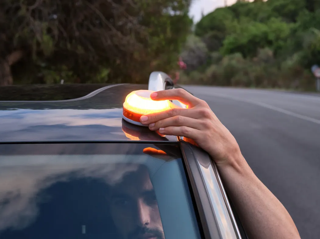 Can drivers in Spain be tracked with the mandatory V-16 emergency light?