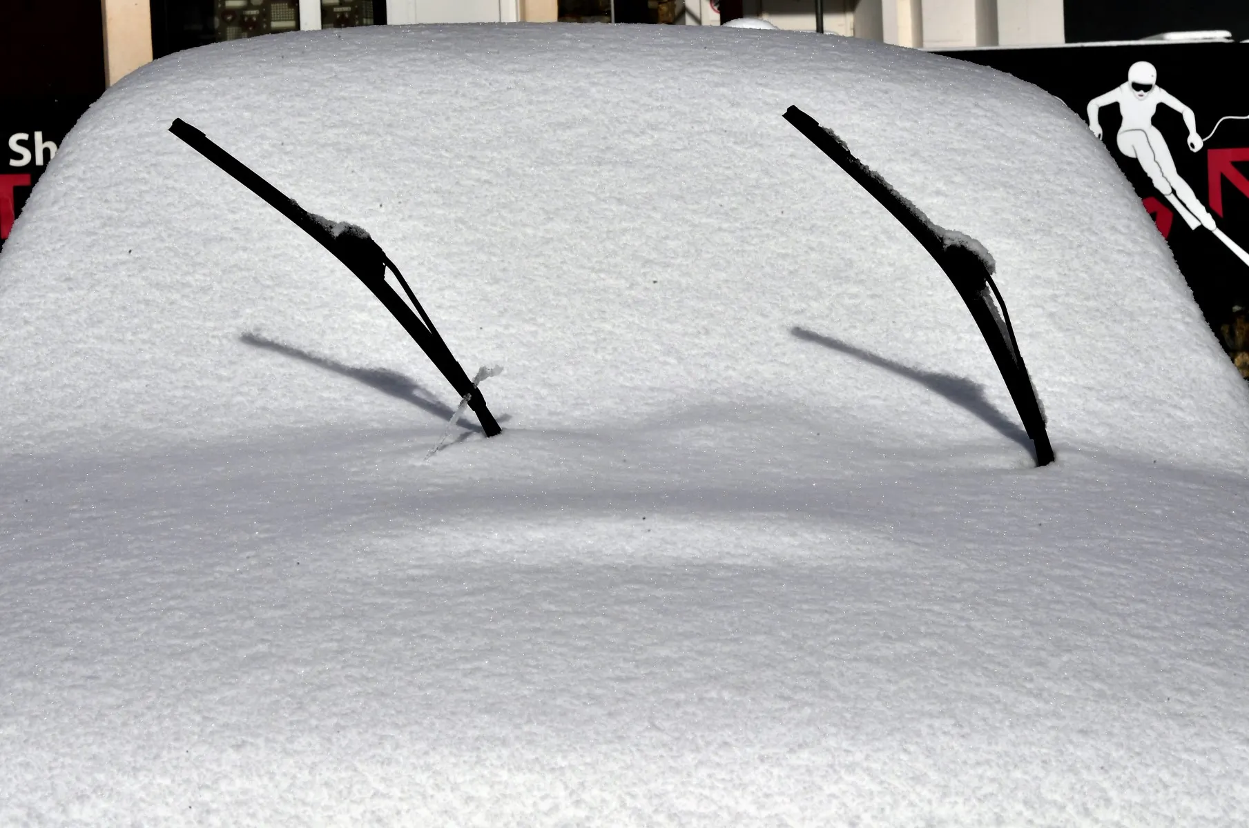 How to transport skis safely when driving to the mountains in Austria