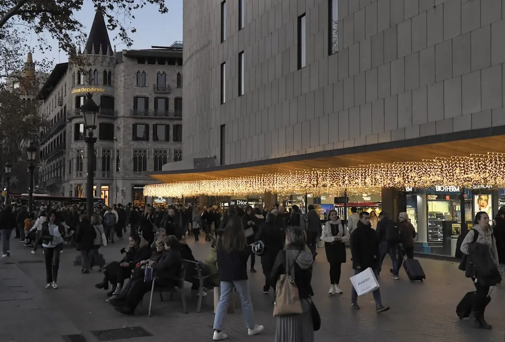 What's open and what's closed in Spain on the December 8th holiday?