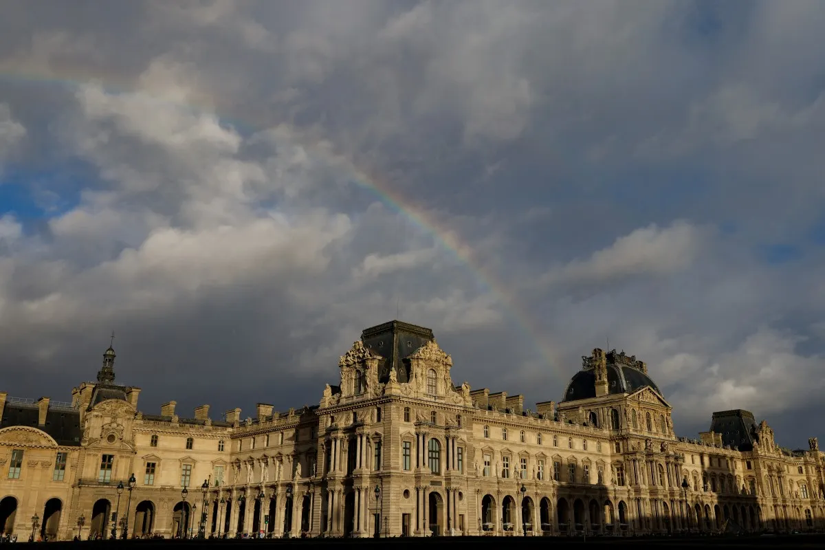 Louvre thieves escaped with 30 seconds to spare, probe reveals
