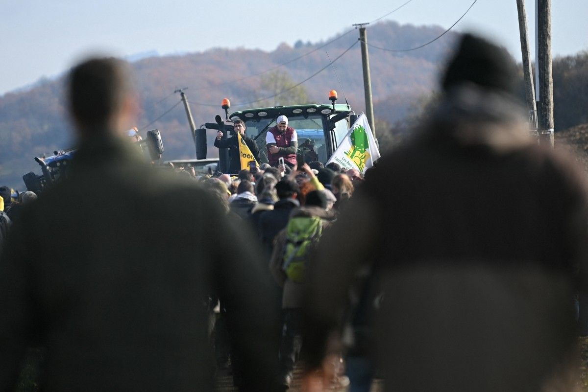 French farming union calls for 'blockades across France' in standoff over culls