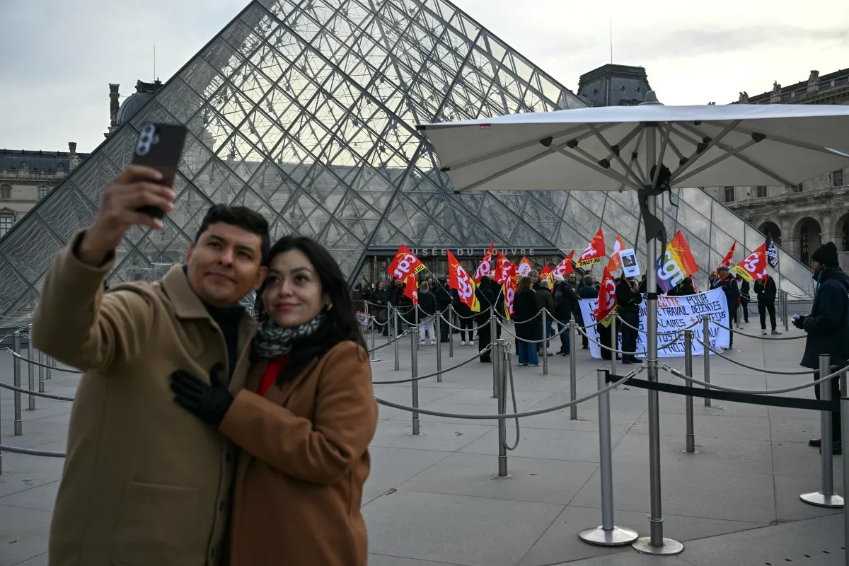 Hundreds queue at Louvre museum as strike vote delays opening