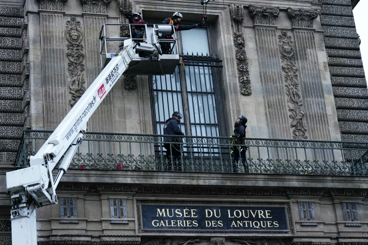 Louvre installs bars over robbed gallery window