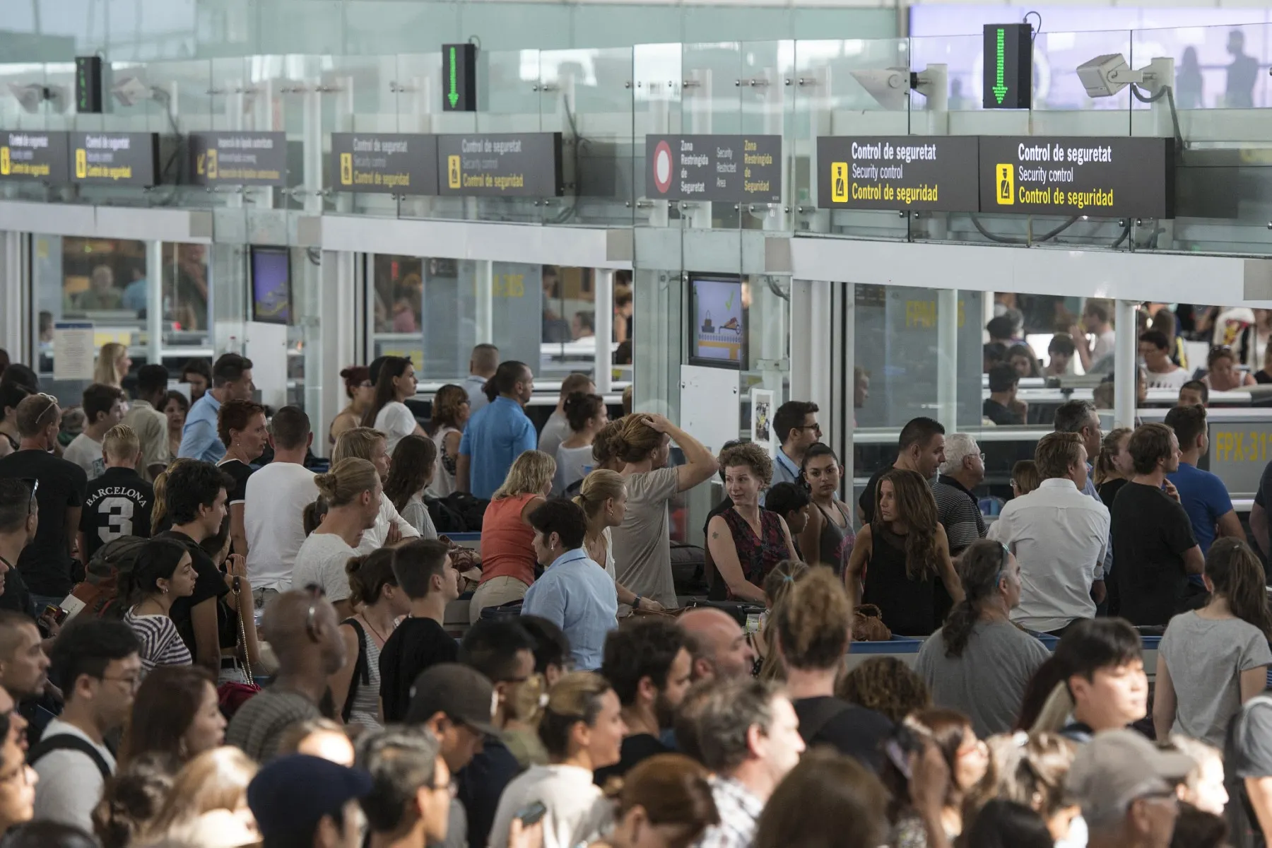 'Damaging': Hoteliers urge Spain to fix long EES queues at airports