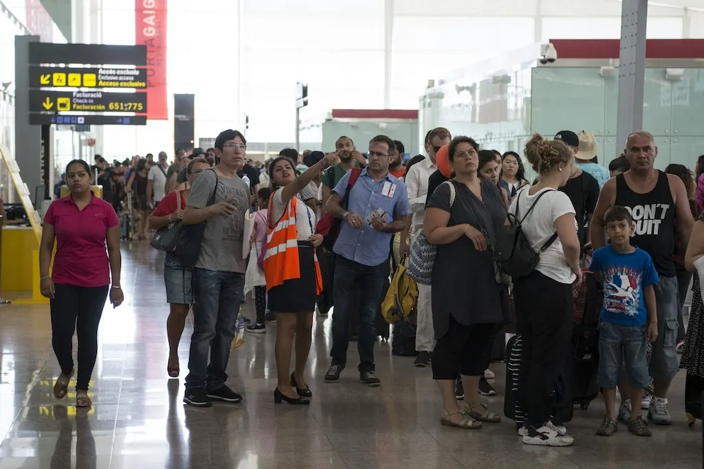 New boarding pass rule causes queues at Barcelona airport