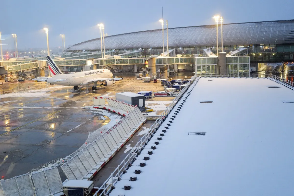 Snow forces Paris airport to cancel 40 percent of flights on Wednesday