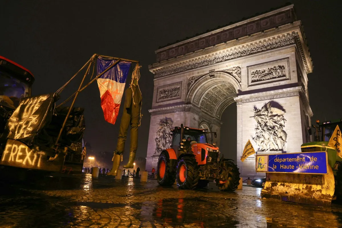 French farmers' tractor convoy enters Paris in protest at trade deal