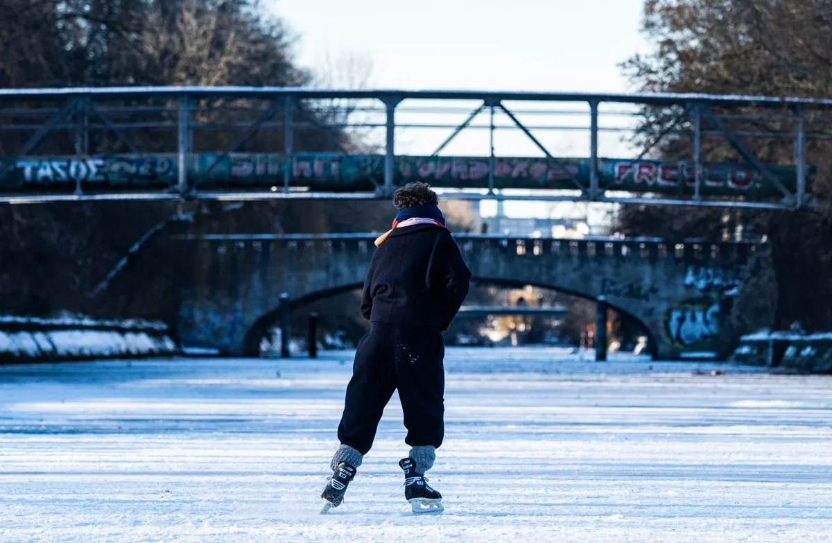 What are Austria's rules for walking or skating on frozen lakes?