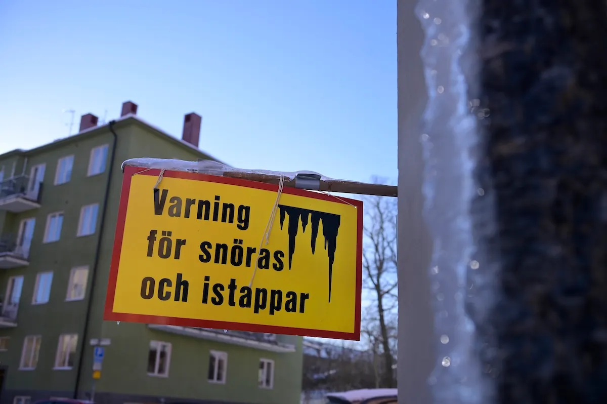 Two-metre 'killer icicles' threaten Gothenburg pedestrians