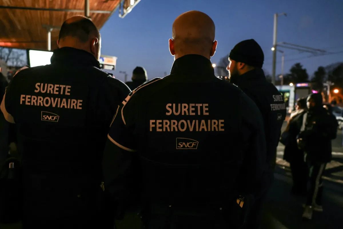 French transport police to trial stun guns on trains