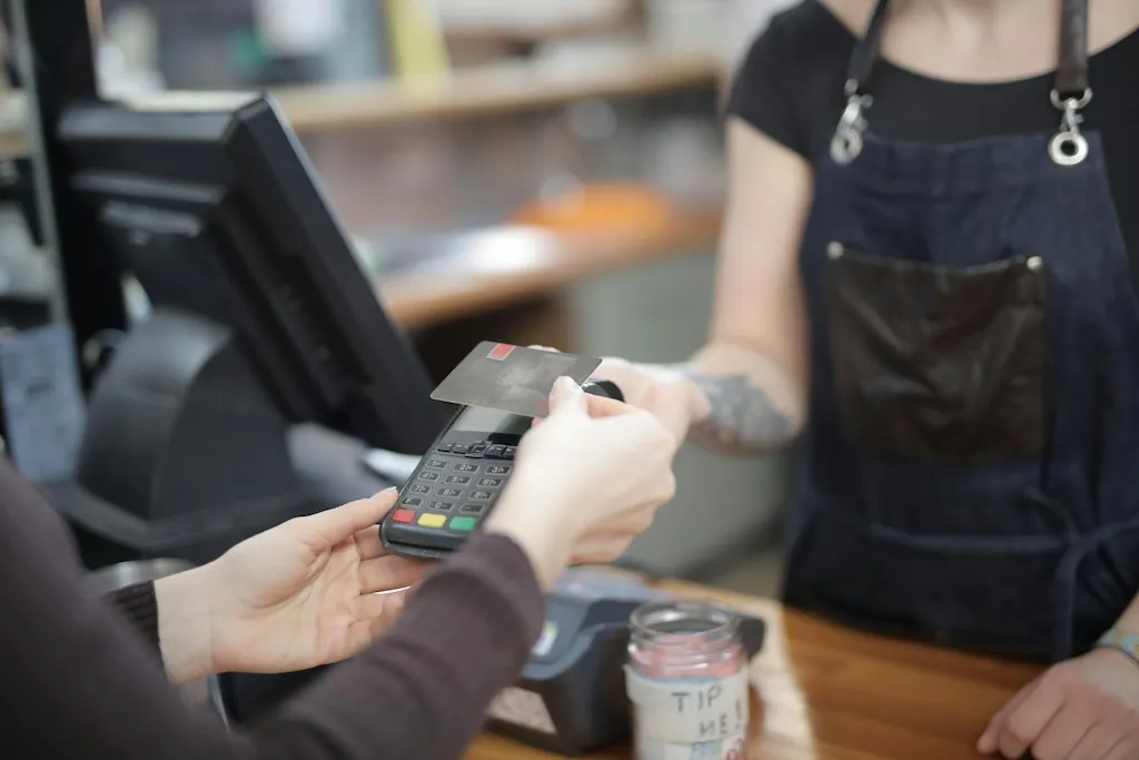 Can establishments in Spain force you to pay with card?