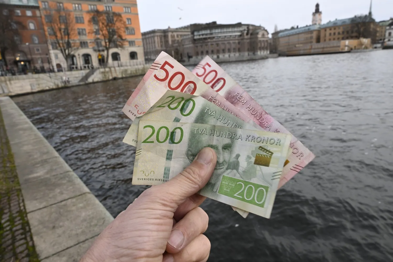 Swedes told to keep 1,000 kronor in cash at home in case of crisis or war
