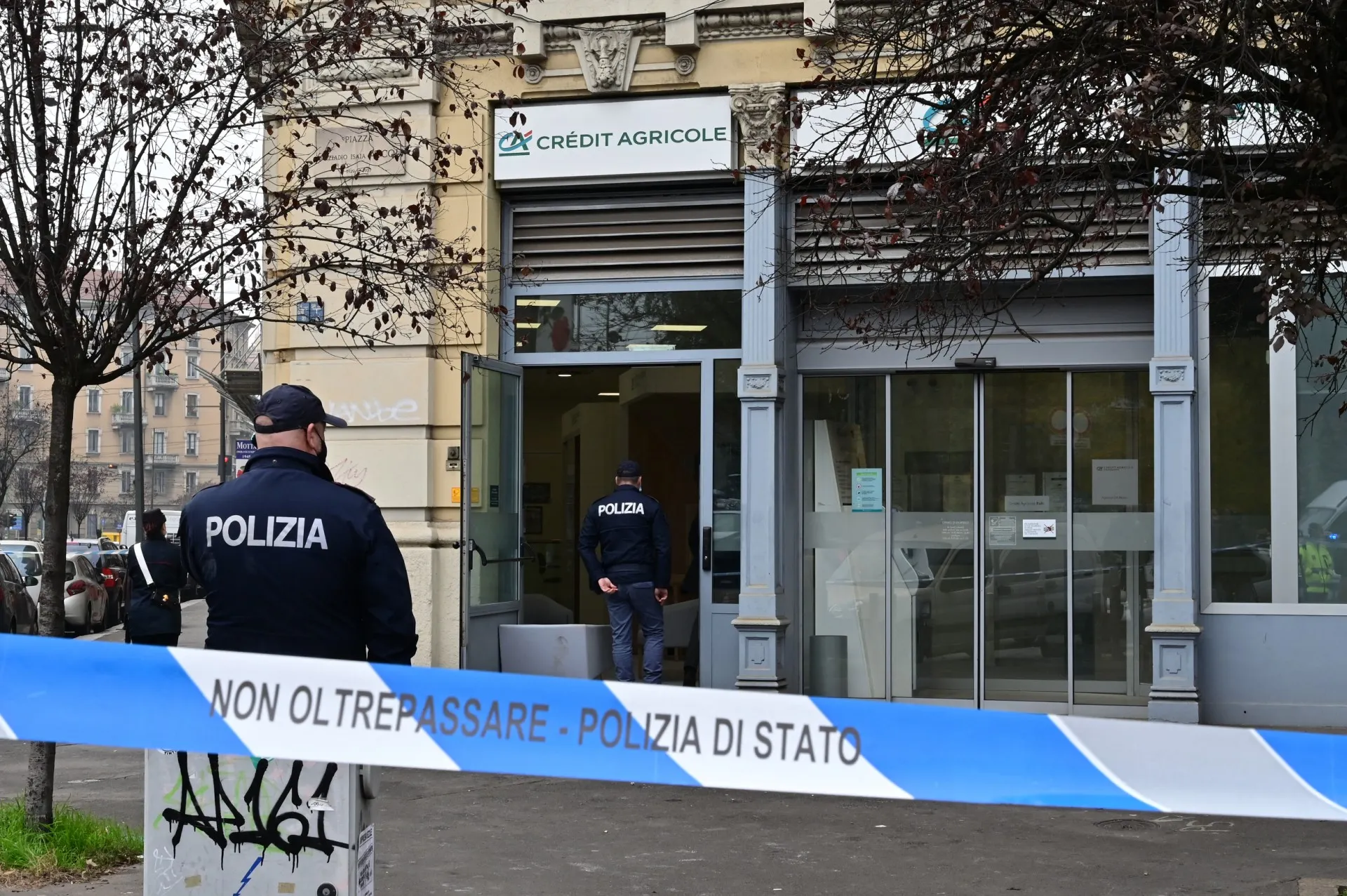 Bank robbers in Naples hold 25 people hostage