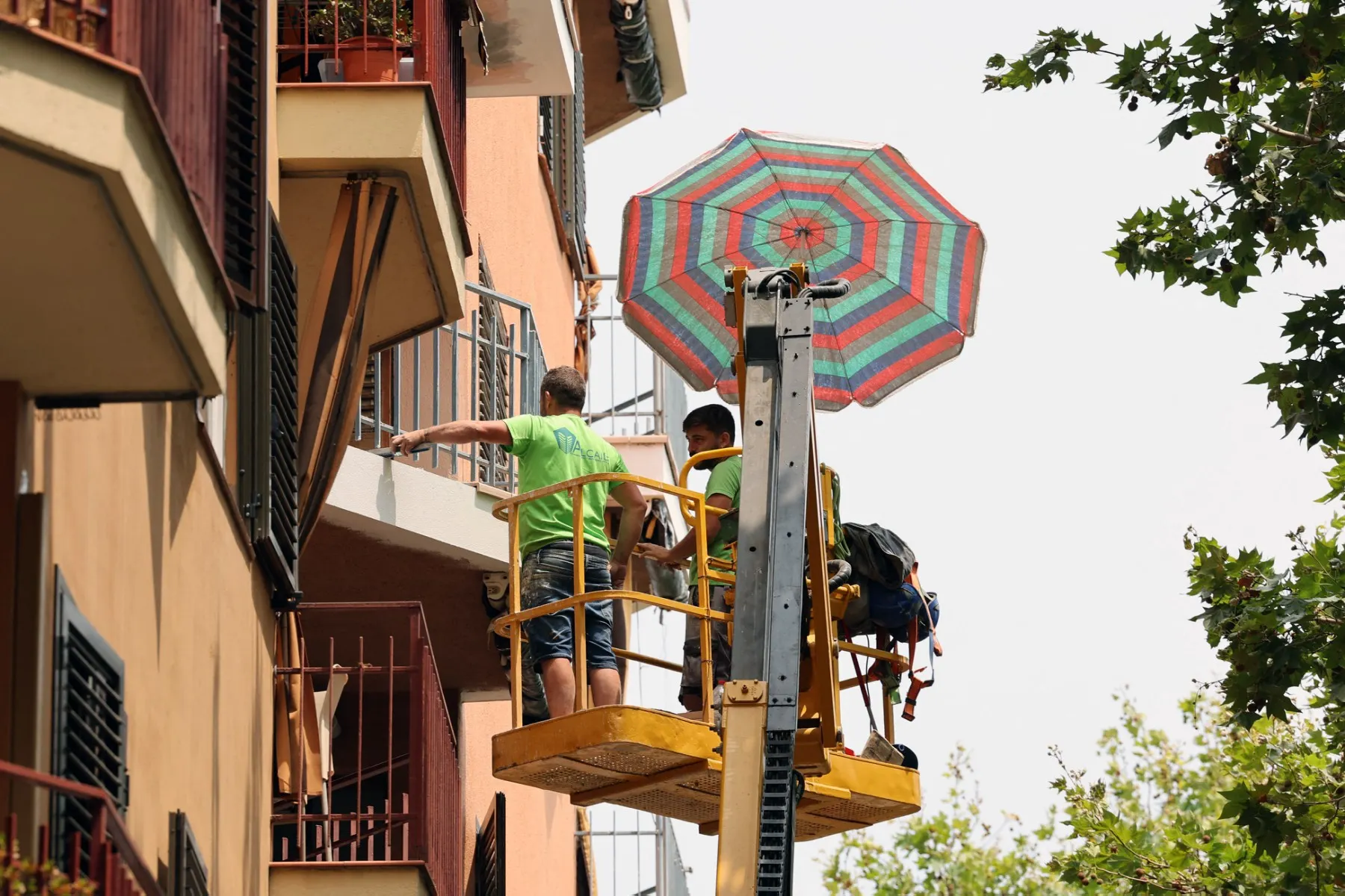 Which foreigners pay the most into Spain's social security system?