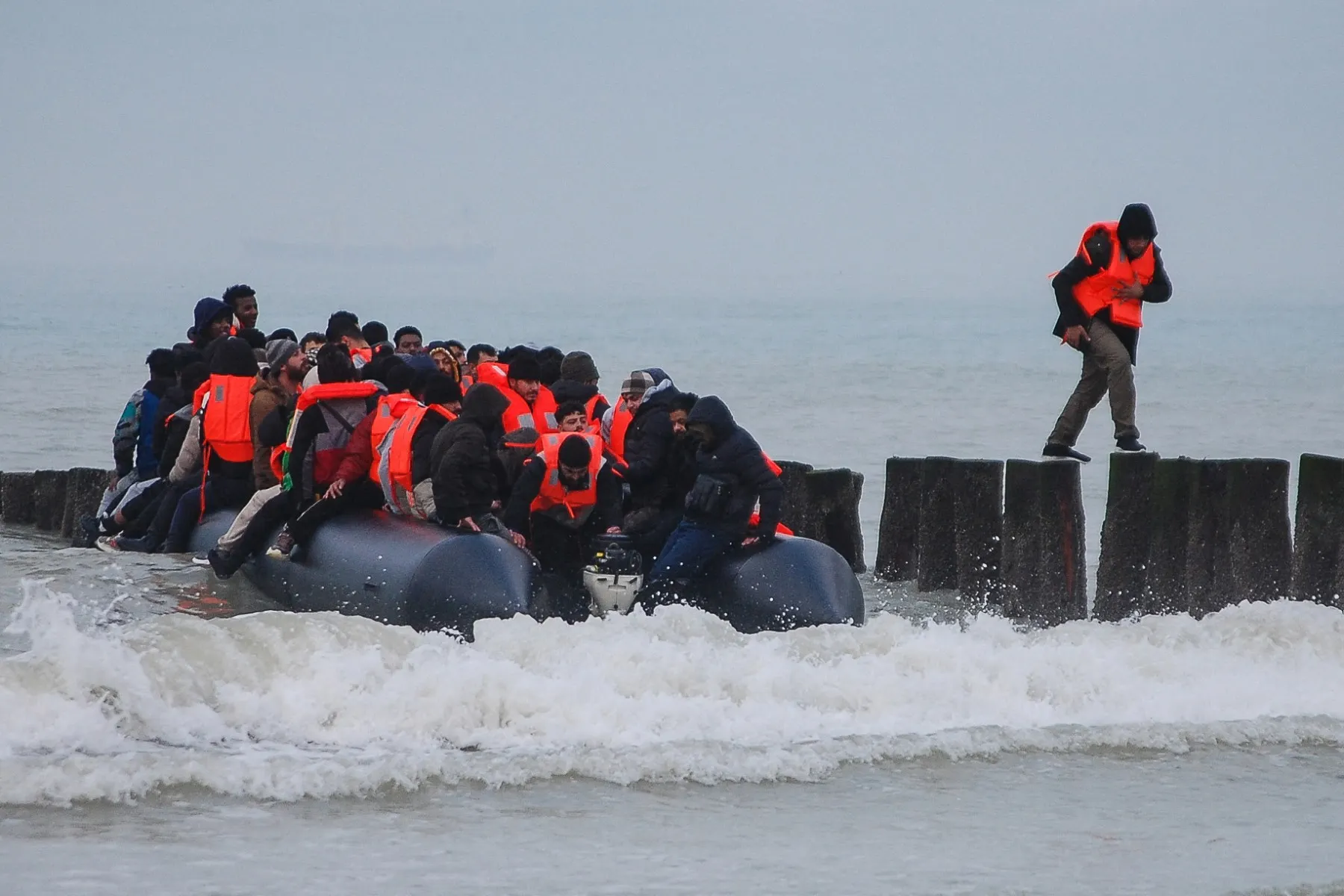 UK and France extend migrants deal for two months